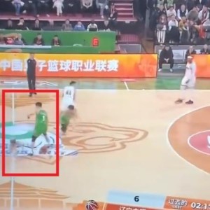 雷火电竞官方网站-什么情况？辽粤大战争议画面曝光 徐杰被撞倒 技术台人员竟鼓掌